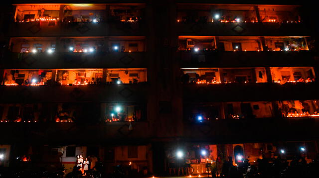A las 9 de la noche durante nueve minutos, ciudadanos de la India apagaron las luces de sus hogares
