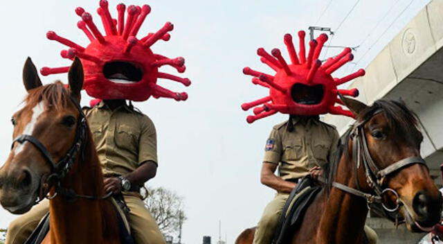 Policía montada de la India también utiliza los 'coronacascos'.