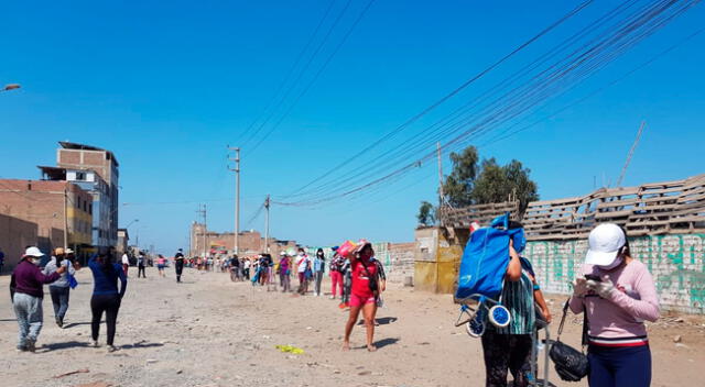 Cola de mujeres en VES.