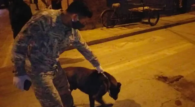 Aquiles junto a un soldado peruano.