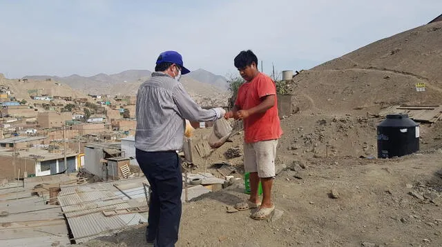 Empresario mostró acto solidario donando cantidades de pescado y panes a los vecinos más pobres de Cieneguilla