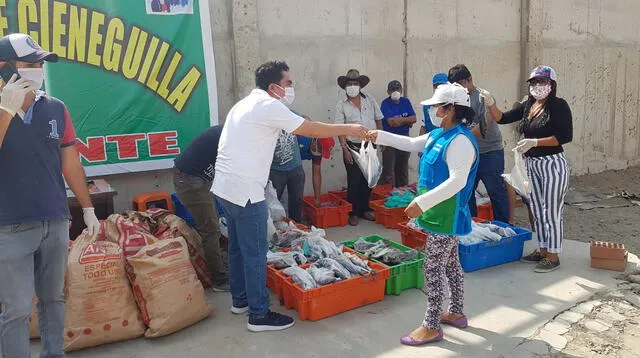 Empresario mostró acto solidario donando cantidades de pescado y panes a los vecinos más pobres de Cieneguilla