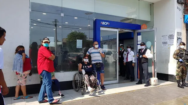 Hay muchos discapacitados y adultos mayores esperando en las colas de los bancos para el bono de 380 soles.