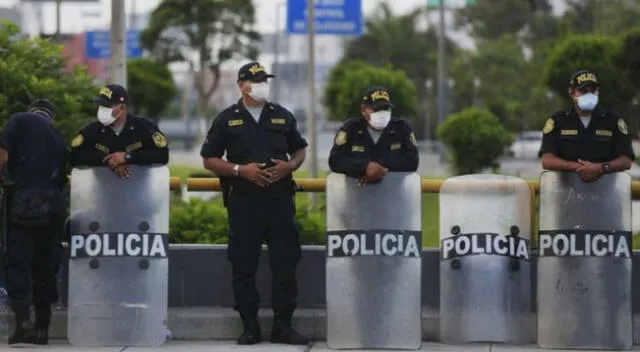 Efectivo de la PNP pide ayuda a las autoridades.