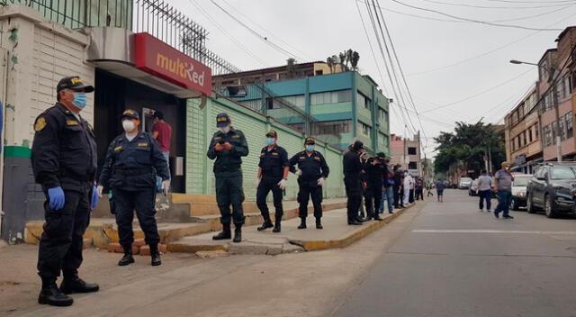 Policías hacen largas colas en el comisaría del  Rímac