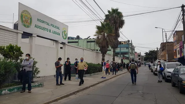 Policías hacen largas colas en el comisaría del  Rímac