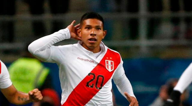 Edison Flores se relaja con sus músicas preferidas en cuarentena.