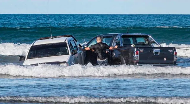 La camioneta fue arrastrado por el mar.