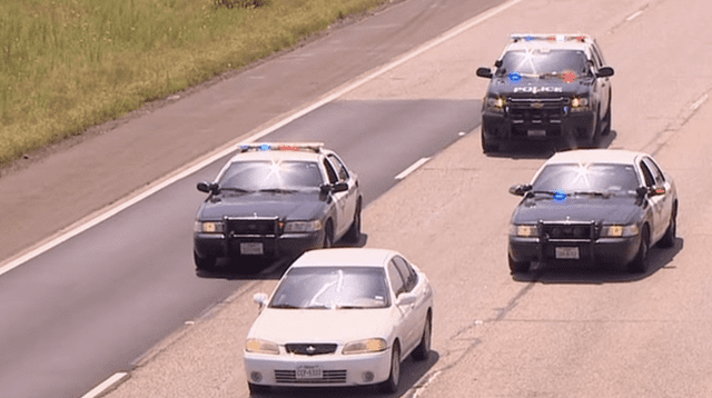 La policía tuvo que pinchar las llantas del auto del individuo para detenerlo.