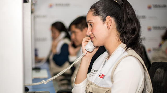 Profesionales atienden el call center de la PNP.