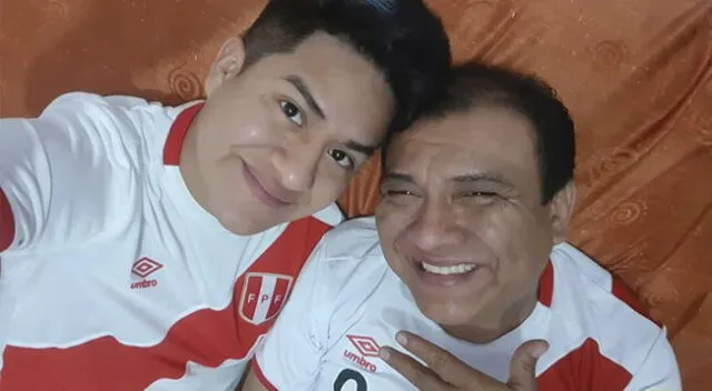 Joven comediante graba videos junto a su famoso padre en YouTube.