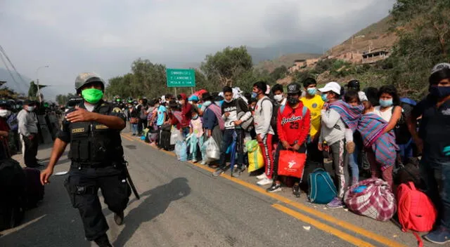 Cientos de personas por la autopista  Ramiro Prialé