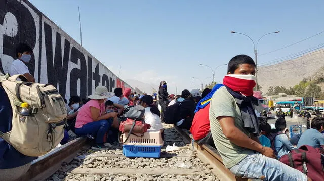 Cientos de personas por la autopista  Ramiro Prialé