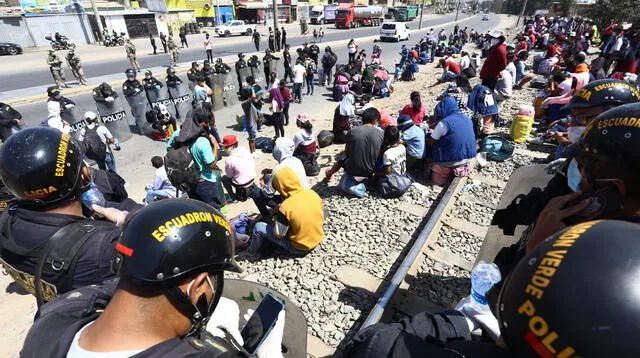 Cientos de personas por la autopista  Ramiro Prialé