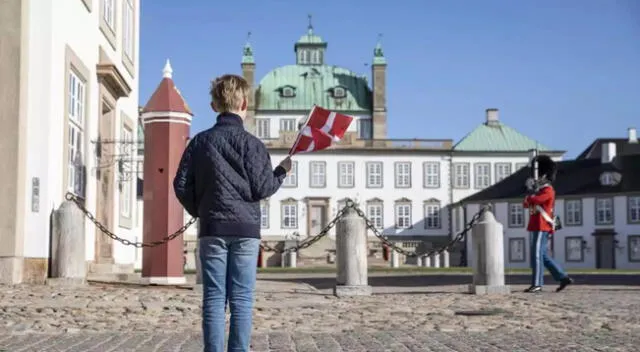 Los niños recibieron banderas de Dinamarca en señal de bienvenida.