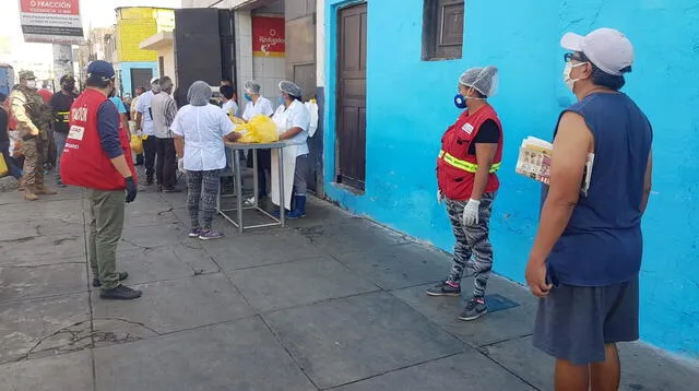 Largas colas para comprar el pollo. Policía Nacional y militar resguarda el orden.