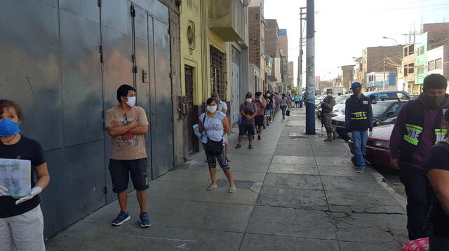 Largas colas para comprar el pollo. Policía Nacional y militar resguarda el orden.