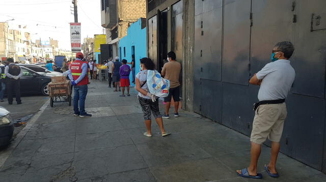 Largas colas para comprar el pollo. Policía Nacional y militar resguarda el orden.