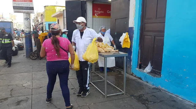 Largas colas para comprar el pollo. Policía Nacional y militar resguarda el orden.