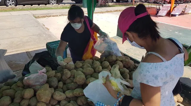 Las personas debieron hacer colas y ser desinfectadas antes de tener acceso a la feria agropeacuaria.