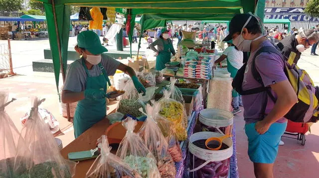 Las personas debieron hacer colas y ser desinfectadas antes de tener acceso a la feria agropeacuaria.