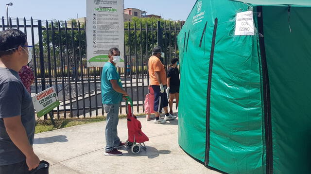 Las personas debieron hacer colas y ser desinfectadas antes de tener acceso a la feria agropeacuaria.