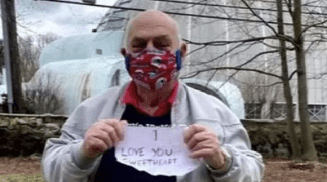 El hombre subió utilizando máscara facial y guantes.