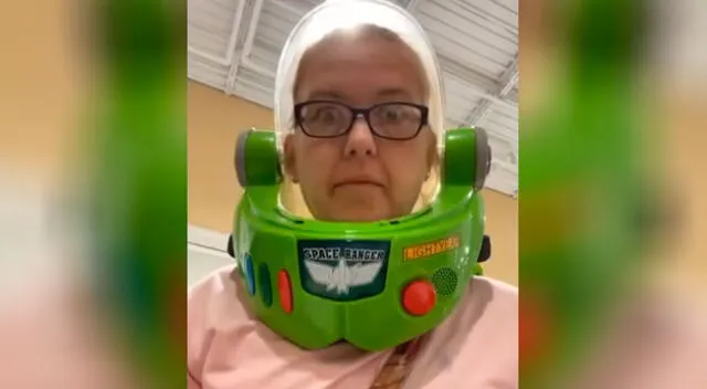 La mujer se volvió viral al grabar un video utilizando el casco.