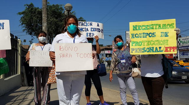 A este grupo de enfermeras del Hospital María Auxliadora les preocupa el hacinamiento de cadáveres.