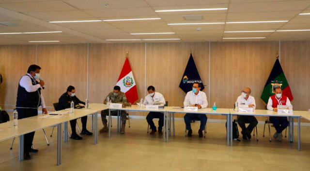 Martín Vizcarra en reunión con ministros en Moquegua