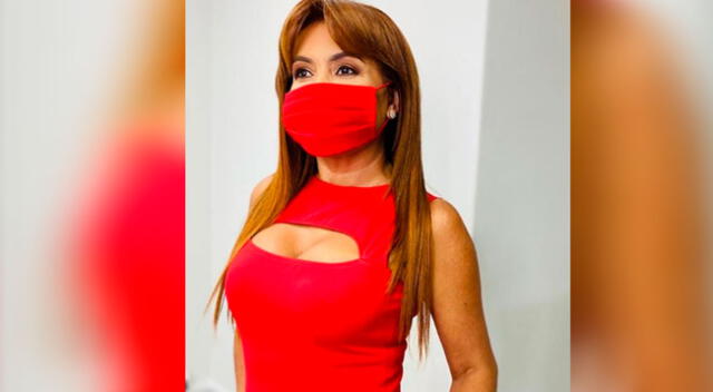 Magaly Medina posa con mascarilla que combina con su vestido.