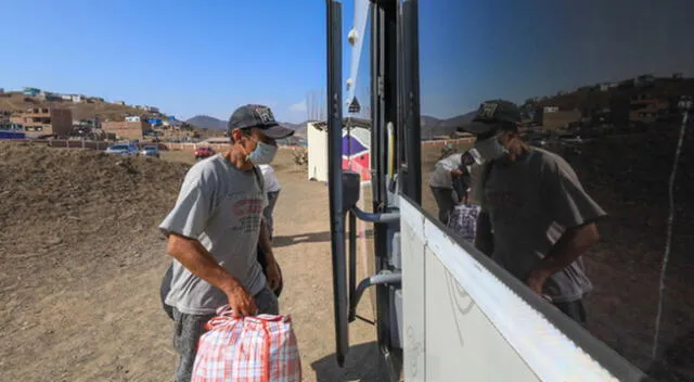 Hombre de mar abordando un bus.