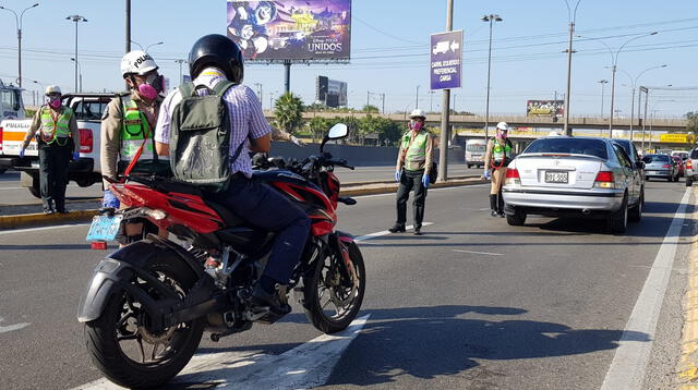 La Policía Nacional impone una multa de 6 mil soles a los chofersd que no cumplen con los requisitos del Pase Personal Laboral.