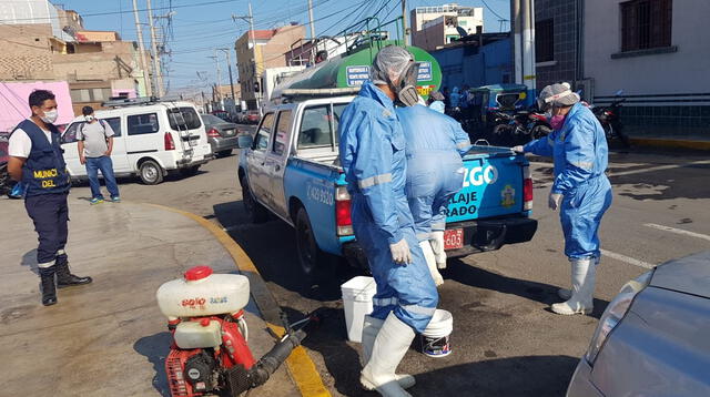 Desifectan para prevenir el coronavirus en los exteriores del complejo policial Alipio Ponce Vásquez del Callao