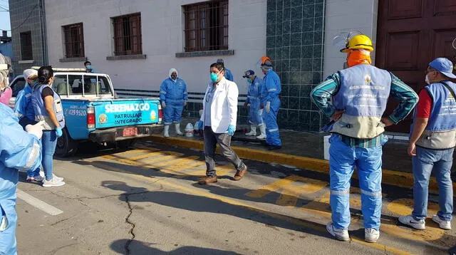 Desifectan para prevenir el coronavirus en los exteriores del complejo policial Alipio Ponce Vásquez del Callao