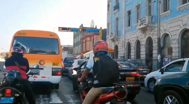 Pese a que el aislamiento obligatorio continúa vigente, cientos de vehículos salieron a las calles provocando embotellamientos.