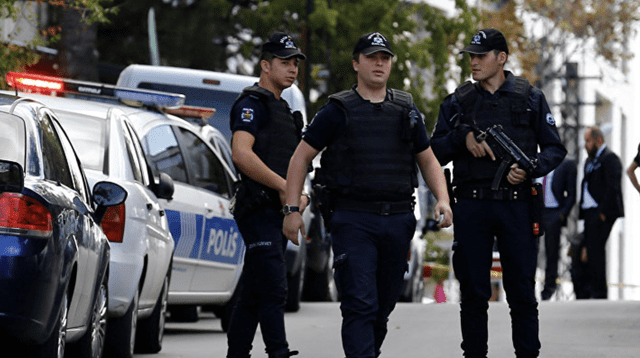 El individuo logró ser capturado por la policía tras escapar en un taxi.