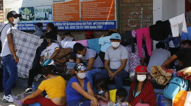 Ciudadanos de la selva pernoctan hacinados en las inmediaciones del Grupo Aereo N° 8.