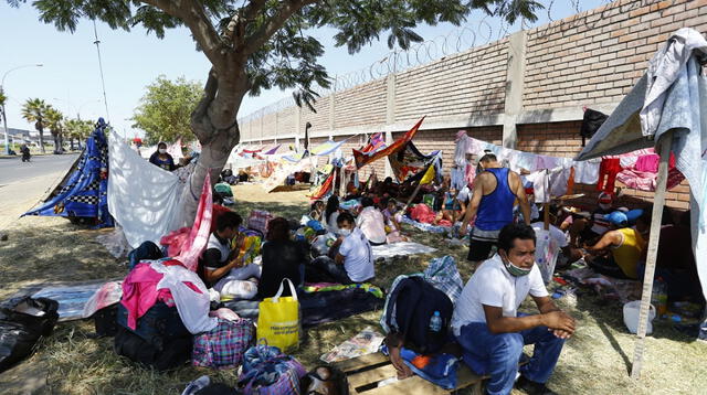 Ciudadanos de la selva pernoctan hacinados en las inmediaciones del Grupo Aereo N° 8.