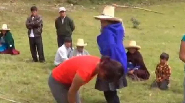 Rondas campesinas detienen a jóvenes en las calles de Huancayo cnsumiendo licor y sin tener mascarilla en pleno Estado de Emergencia.