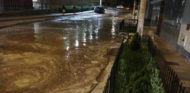 Sedapal se está encargando de limpizar el aniego en la urbanziación Jardines en San Juan de Lurigancho.