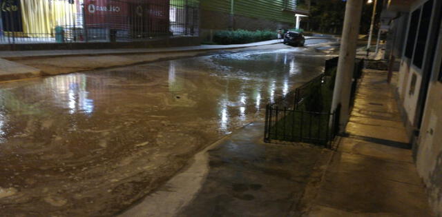 Sedapal se está encargando de limpizar el aniego en la urbanziación Jardines en San Juan de Lurigancho.