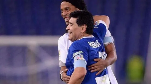 Maradona junto a Ronaldinho en un partido benéfico