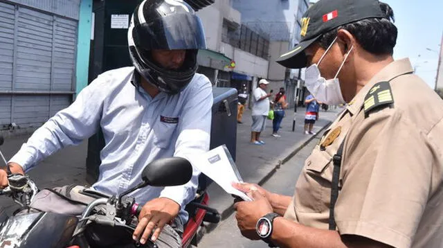 La Policía Nacional del Perú hace operativos todo el día para verificar que solo las personas con trabajos esenciales deben estar en las calles durante el estado de emergencia.