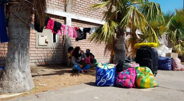 Caminantes varados por un vuelo humanitario.