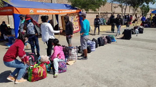 Caminantes varados por un vuelo humanitario.