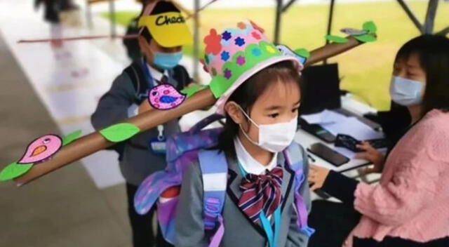 Los sombreros ayudan a que los niños de China mantengan el distanciamiento social.