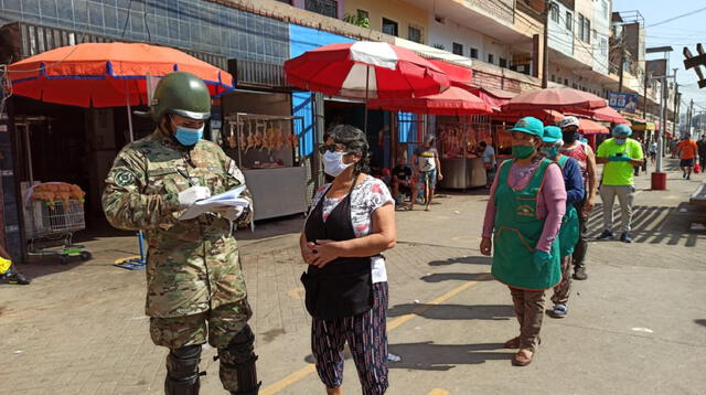 EsSalud somete a la prueba rápida de descarte por coronavirus a los comerciantes del mercado de Caquetá.