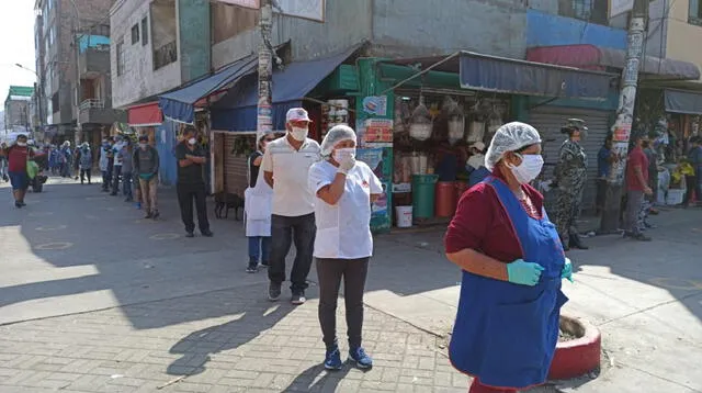 EsSalud somete a la prueba rápida de descarte por coronavirus a los comerciantes del mercado de Caquetá.