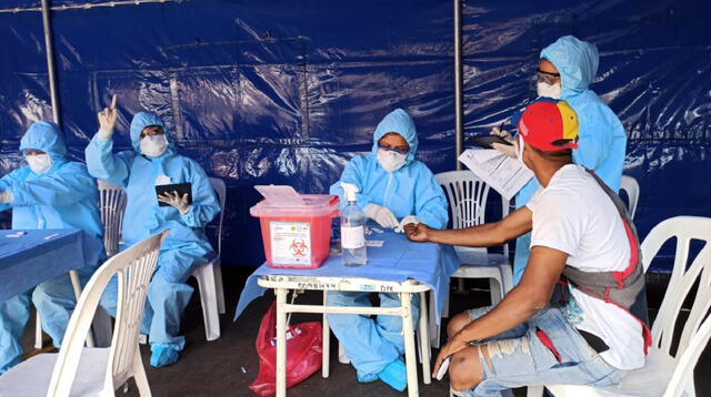 EsSalud somete a la prueba rápida de descarte por coronavirus a los comerciantes del mercado de Caquetá.